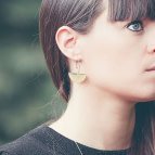 Joobee : boucles d'oreilles mini créoles demi-lune Luna de Amoodz portées