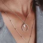 Joobee : collier perle de culture Comète de Un de Ces Quatre porté