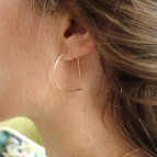 Joobee : Boucles d'oreilles demi créoles Iris de Sissi 100Fils portées