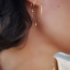Joobee : Boucles d'oreilles mini créoles perle dorée Luce de Mai portées