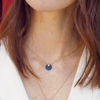 Joobee : collier pendentif nacre Bubinga noir de Maison Clairon porté