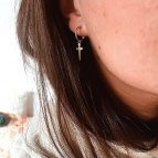 Joobee : boucles d'oreilles mini créoles épée de Léone portées