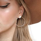 Joobee : Boucles d'oreilles créoles de créateur Edith de Ginandger portées