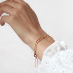 Joobee : bracelet maille rectangle Hugo de 4 Crosses porté