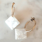 Joobee : Boucles d'oreilles mini créoles acétate Rê blanches de Un de Ces Quatre