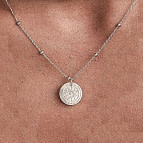 Joobee : collier médaille Céleste de Un de ces Quatre porté