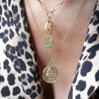 Joobee : collier long médaille Inès de Petite Madame porté