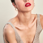 Joobee boucles d'oreilles Cratère de Nadja Carlotti portées