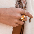 Joobee : bague dorée Helios de Un de Ces Quatre portée
