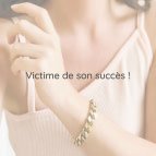 Joobee : bracelet grosse maille gourmette dorée Joan de Helles porté