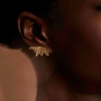 Boucles d'oreilles asymétriques Plum de Nadja Carlotti portées