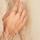 Joobee : bague cabochon en verre Gabie blanche de Constance L portée
