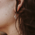Joobee boucles d'oreilles Gatsby signées de Un de Ces Quatre portées