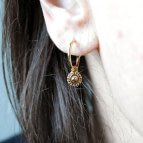 Joobee : boucles d'oreilles Gina de Petite Madame portées