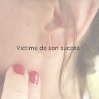 Joobee : Boucles d'oreilles puces petits triangles de Sissi 100Fils portées
