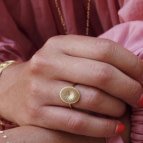Joobee : bague médaille Soleil de Léone portée