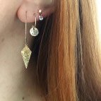 Joobee : Boucles d'oreilles créoles pendentif losange Léo de Stella Mai portées