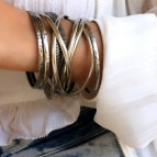 Joobee : bracelet jonc métal argenté de Helles porté