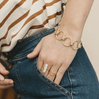 Bracelet gros anneaux Marine de Un de Ces Quatre porté