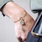 Joobee : bracelet médaille Madame de Petite Madame porté