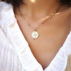 Joobee : collier médaille maille trombone Ajna de Mai porté
