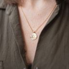 Joobee collier long médaille Hipparque de Sissi 100Fils porté
