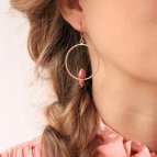 Joobee : bBoucles d'oreilles créoles rhodonite Lili de Aurélie Joliff portées