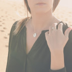 Joobee : collier disque or Cerchio de Amoodz porté
