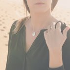 Joobee : collier disque or Cerchio de Amoodz porté