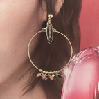 Joobee : Boucles d'oreilles créoles dorées Vanille de Constance L portées