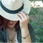Joobee : collier Delta de By Fleur de Jade porté
