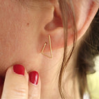 Joobee : Boucles d'oreilles puces petits triangles de Sissi 100Fils portées