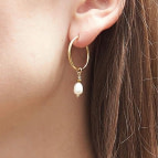 Joobee : boucles d'oreilles mini créoles perle de culture Mina de Moody Arty portées