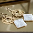 Joobee : Boucles d'oreilles pendantes acétate Surya blanches de Un de Ces Quatre