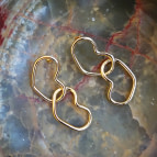 Joobee : Boucles d'oreilles créoles doubles cœurs Teresa de Elis Paris portées