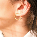 Joobee : boucles d'oreilles mini créoles de créateur Solenn de 4 Crosses portées
