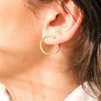 Joobee : boucles d'oreilles mini créoles de créateur Solenn de 4 Crosses portées