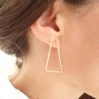 Joobee : Boucles d'oreilles pendantes grands triangles de Sissi 100Fils portées