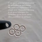 Joobee : boucles d'oreilles mini créoles médaille porcelaine Barbotine de Sissi 100Fils atelier