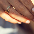 Joobee bague motif plume de Nadja Carlotti portée
