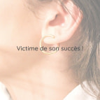 Joobee : boucles d'oreilles mini créoles de créateur Solenn de 4 Crosses portées