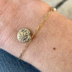 Joobee : bracelet médaille et perles Kate de Gisel b. porté