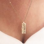 Joobee : Collier plaque or martelé Seja de Stella Mai porté