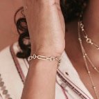 Joobee : bracelet gros maillons or pâle Saturne de Un de Ces Quatre porté