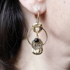 Joobee : Boucles d'oreilles pendantes onyx Madame de Petite Madame portées