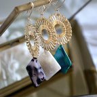 Joobee : Boucles d'oreilles pendantes acétate Surya de Un de Ces Quatre
