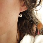 Joobee : boucles d'oreilles mini créoles médaille porcelaine Barbotine de Sissi 100Fils portées