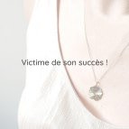 Joobee : collier long pendentif soleil de Petite Madame porté