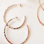 Joobee : boucles d'oreilles créoles en or martelé de Léone