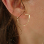 Joobee : Boucles d'oreilles demi créoles Iris de Sissi 100Fils portées